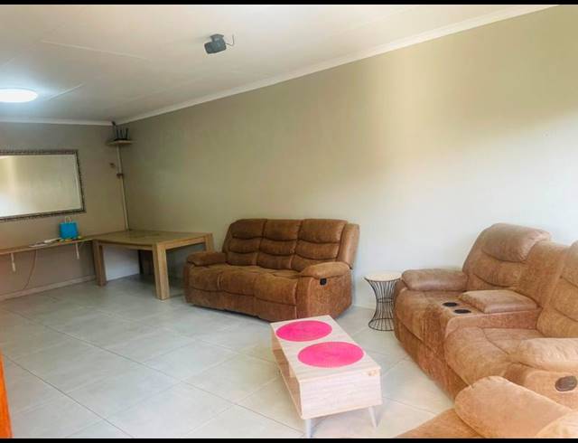 3 BEDROOM TOWNHOUSE FOR SALE IN EDLEEN